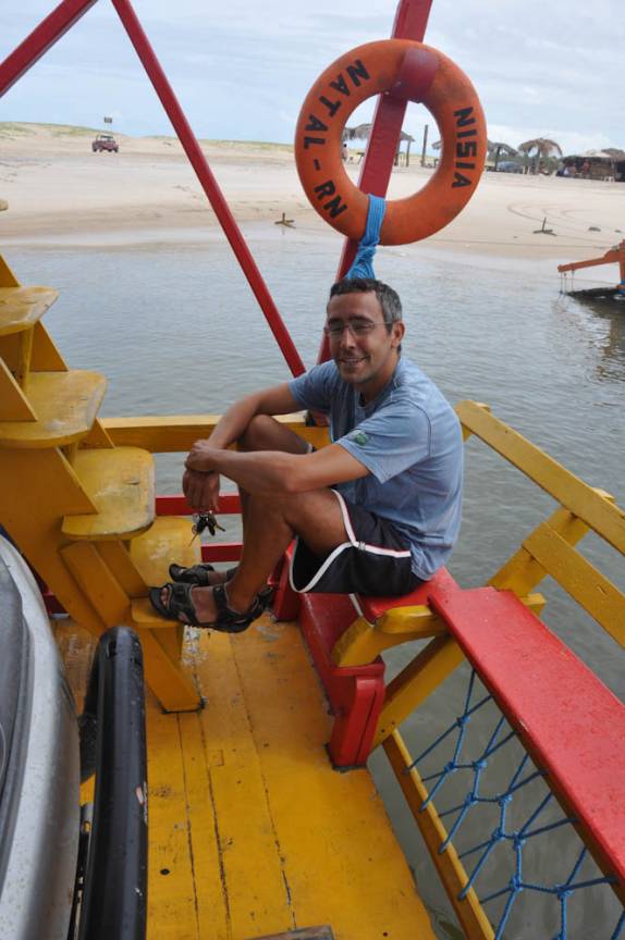 Na balsa sobre o rio Cunhaú, no caminho entre a praia do Sagi e a Praia da Pipa - RN